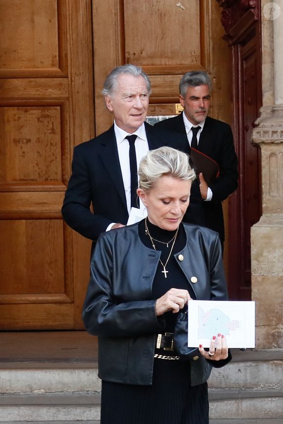 Sophie Davant et son compagnon William Leymergie - Sorties des obsèques de Philippe Labro dans l'église de Saint-Germain-des-Prés à Paris le 13 juin 2025. © Dominique Jacovides - Christophe Clovis / Bestimage