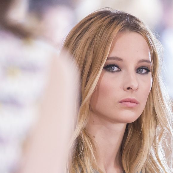 S'agit-il d'Ilona Smet ?

Ilona Smet devient égérie Mixa comme sa mère E. Lefé­bure - Ilona Smet (la fille d'Estelle Lefébure et de David Hallyday) - Défilé Dior collection Croisière 2016 dans l'iconique Palais Bulles de P. Cardin à Théoule-sur-Mer, le 11 mai 2015.

Photo : OLIVIER BORDE / BESTIMAGE