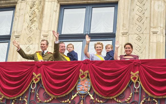 Le Grand-Duc Guillaume de Luxembourg , Grand-Duc de Luxembourg et la Grande-Duchesse Stéphanie de Luxembourg, Grande-Duchesse de Luxembourg tiennent leurs enfants Charles (2L) et François (D) lors de l'abdication du Grand-Duc Henri et de l'accession de son fils le Grand-Duc héréditaire Guillaume, au Palais Grand-Ducal à Luxembourg, le 3 octobre 2025. Photo by Olivier Polet/ABACAPRESS.COM