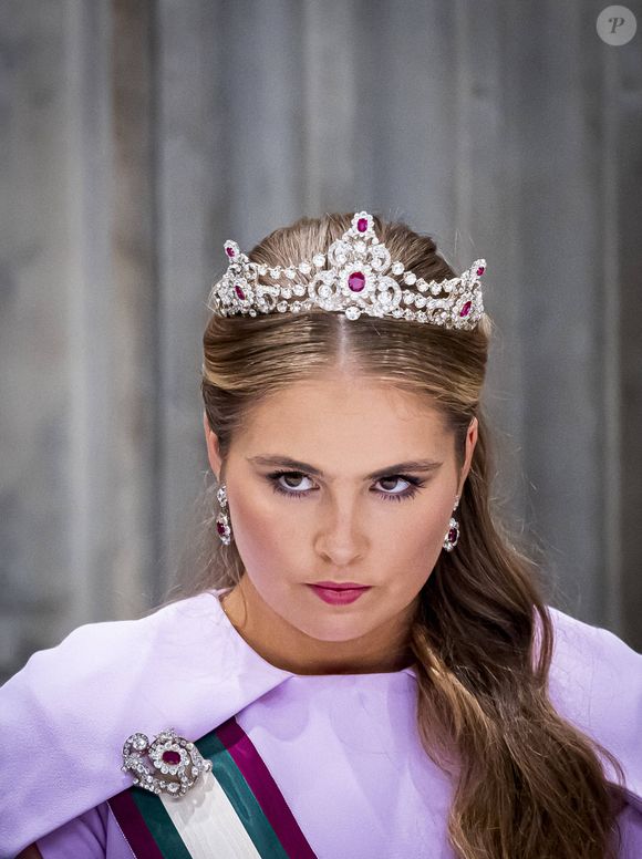 Le 7 avril dernier, elle a inauguré un jardin de tulipes à Madrid en remerciement pour l'accueil reçu pendant cette période difficile. 

La princesse héritière Catharina-Amalia des Pays-Bas au banquet d'État au Palais royal lors de la visite d'État du sultan d'Oman aux Pays-Bas, premier jour à Amsterdam, aux Pays-Bas, le 15 avril 2025. © Dana Press / Bestimage
