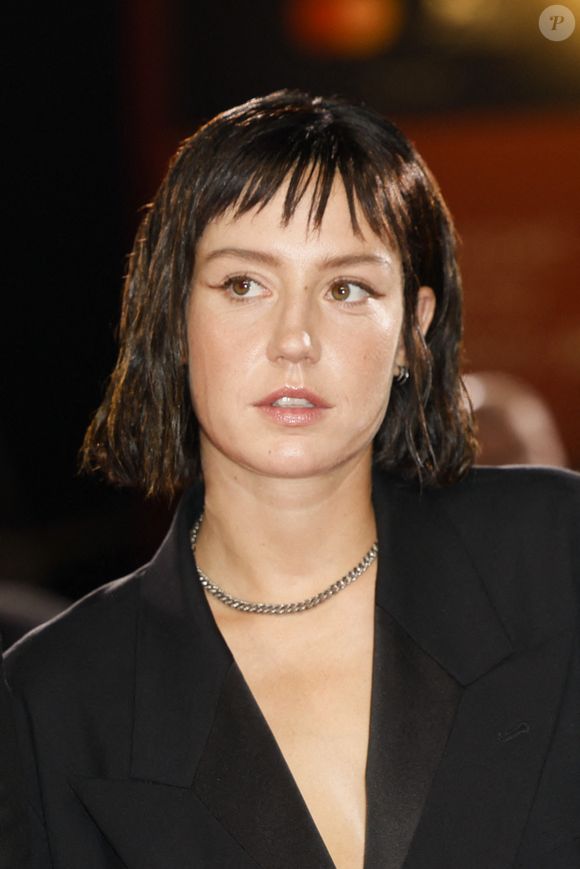 C’est auprès de "Konbini" qu’elle a raconté avoir dû jouer une scène durant laquelle elle se trouvait au bord d’une piscine à surveiller un enfant dans l’eau.

Adele Exarchopoulos assiste au tapis rouge de "Chien 51" lors du 82ème Festival International du Film de Venise le 06 septembre 2025 à Venise, Italie. Photo by Marco Piovanotto/Abacapress.com