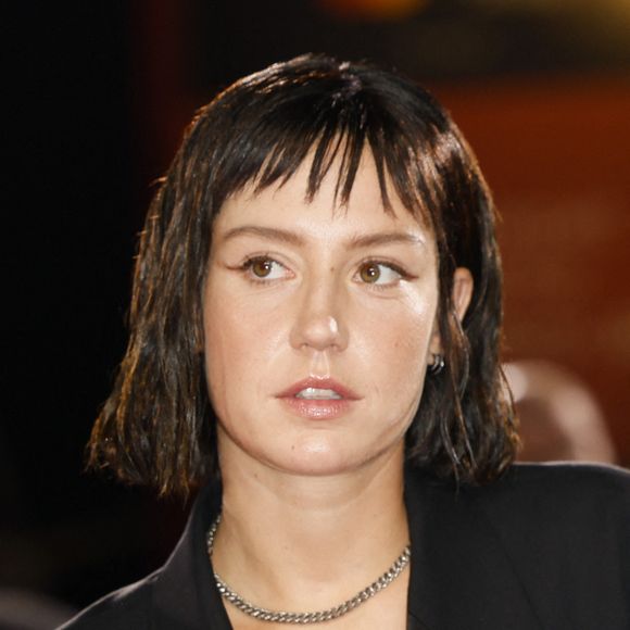 C’est auprès de "Konbini" qu’elle a raconté avoir dû jouer une scène durant laquelle elle se trouvait au bord d’une piscine à surveiller un enfant dans l’eau.

Adele Exarchopoulos assiste au tapis rouge de "Chien 51" lors du 82ème Festival International du Film de Venise le 06 septembre 2025 à Venise, Italie. Photo by Marco Piovanotto/Abacapress.com