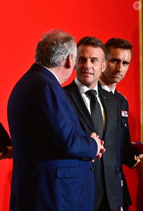 François Bayrou, Emmanuel Macron - Le président français Emmanuel Macron lors d'une cérémonie de remise de prix aux artisans et des fonctionnaires qui ont contribué à la restauration de la cathédrale Notre-Dame au palais de présidentiel de l'Élysée à Paris, France, le 15 avril 2025. © Christian Liewig/Bestimage