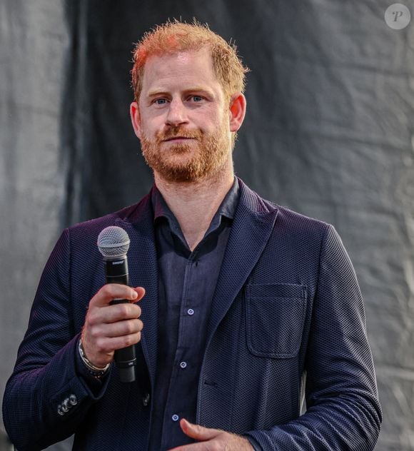 Le 20 septembre 2025, Santa Barbara, Californie, USA : le Prince Harry, le Duc de Sussex, est toujours aussi charmant lorsqu'il monte sur la scène du One805 Live Concert dans la propriété de la star Costner au bord de l'océan de Santa Barbara à Summerland, CA, où Harry s'apprête à remettre le prix ''Heart of the Community''. (Credit Image : © Amy Katz/ZUMA Press Wire / Bestimage)