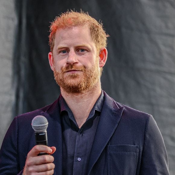 Le 20 septembre 2025, Santa Barbara, Californie, USA : le Prince Harry, le Duc de Sussex, est toujours aussi charmant lorsqu'il monte sur la scène du One805 Live Concert dans la propriété de la star Costner au bord de l'océan de Santa Barbara à Summerland, CA, où Harry s'apprête à remettre le prix ''Heart of the Community''. (Credit Image : © Amy Katz/ZUMA Press Wire / Bestimage)