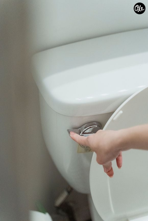 Découvrez la méthode pas à pas et les règles de sécurité essentielles pour nettoyer vos sanitaires.