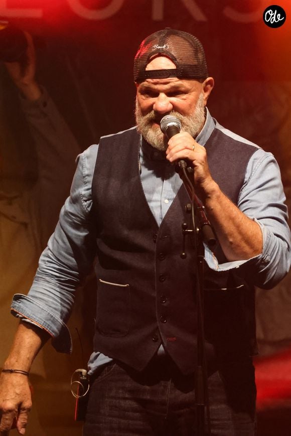 Très attaché à Bordeaux, où il est arrivé avec ses parents en 1978, Philippe Etchebest considère la ville comme chez lui et suit de près l’évolution de sa scène gastronomique.

Le groupe "Chef & The Gang" du chef Philippe Etchebest en concert au profit des sinistrés des incendies en Gironde, en lien avec le Secours Populaire Français et organisé par Marc Dalla Samba, lui-même lourdement touché par les incendies, le 30 août 2026 à Lacanau-Océan en Gironde ©Jean-Marc LHOMER/Bestimage.