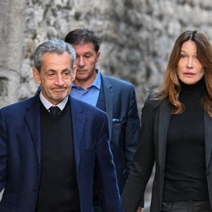 Elle a eu un coup de cœur pour le Domaine d’Estoublon avec Nicolas Sarkozy.
Nicolas Sarkozy, accompagné de sa femme Carla Bruni, sort de son domicile pour être incarcéré à la prison de La Santé à Paris, France, le 21 octobre 2025. © Bestimage