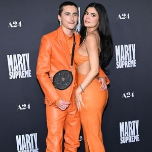 Les photographes n'avaient d'yeux que pour eux, 

8 décembre 2025.

Projection de 'Marty Supreme' au Academy Theatre, Los Angeles, CA. USA

Ici, Timothee Chalamet et Kylie Jenner