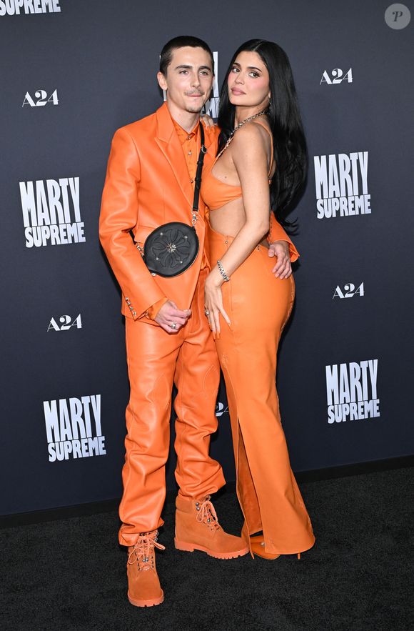 Les photographes n'avaient d'yeux que pour eux, 

8 décembre 2025.

Projection de 'Marty Supreme' au Academy Theatre, Los Angeles, CA. USA

Ici, Timothee Chalamet et Kylie Jenner