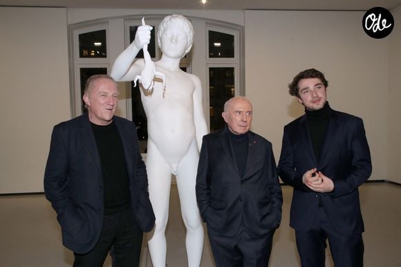François Pinault (C), son fils François-Henri Pinault (G) et son petit-fils François Pinault Jr. (D) autour de l'oeuvre de Charles Ray "La grenouille fou rire" - Vernissage de l'exposition de la Collection François Pinault du Sculpteur Charles Ray à la Bourse du Commerce à Paris, France, le 15 Février 2022. © Bertrand Rindoff/Bestimage