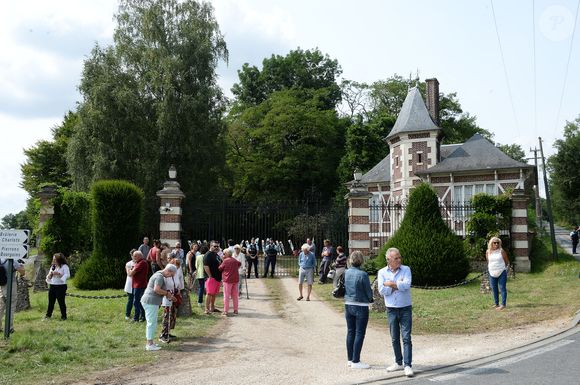 Illustration au domaine de Douchy après l'annonce de la mort de Alain Delon le 18 août 2024. 
© AGENCE / BESTIMAGE