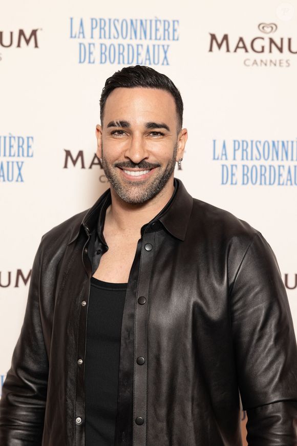 Info - Après les « Traîtres » sur M 6, Adil Rami va aussi participer à « Danse avec les Stars » sur TF1 - Adil Rami - Photocall de la soirée du film "La Prisonnière de Bordeaux" sur la plage Magnum lors du 77ème Festival International du Film de Cannes, France, le 18 mai 2024. © Jeremy Melloul / Magnum Cannes via Bestimage