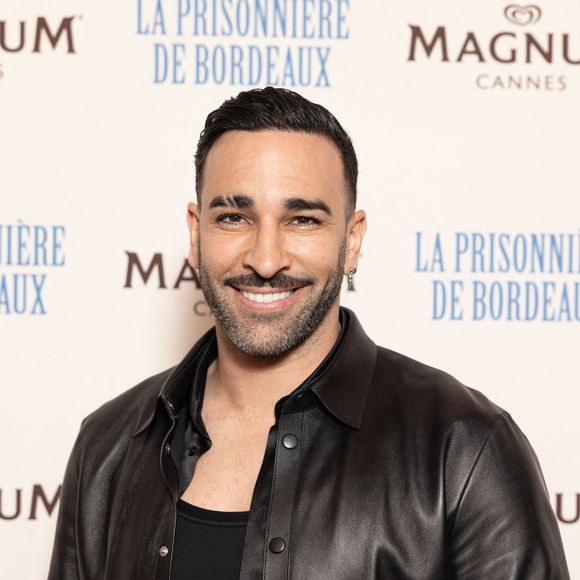 Info - Après les « Traîtres » sur M 6, Adil Rami va aussi participer à « Danse avec les Stars » sur TF1 - Adil Rami - Photocall de la soirée du film "La Prisonnière de Bordeaux" sur la plage Magnum lors du 77ème Festival International du Film de Cannes, France, le 18 mai 2024. © Jeremy Melloul / Magnum Cannes via Bestimage