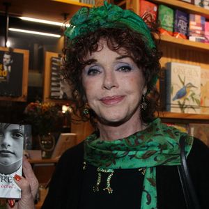 Elle y raconte son enfance marquée par la mort brutale de ses parents et l’éducation libre donnée par sa tante.

Anny Duperey dédicace son livre "Respire, c'est de l'iode !" à la librairie La 25e Heure à Paris le 9 avril 2025. © Philippe Baldini / Bestimage