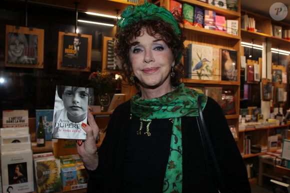 Elle y raconte son enfance marquée par la mort brutale de ses parents et l’éducation libre donnée par sa tante.

Anny Duperey dédicace son livre "Respire, c'est de l'iode !" à la librairie La 25e Heure à Paris le 9 avril 2025. © Philippe Baldini / Bestimage
