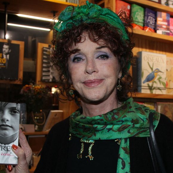 Elle y raconte son enfance marquée par la mort brutale de ses parents et l’éducation libre donnée par sa tante.

Anny Duperey dédicace son livre "Respire, c'est de l'iode !" à la librairie La 25e Heure à Paris le 9 avril 2025. © Philippe Baldini / Bestimage