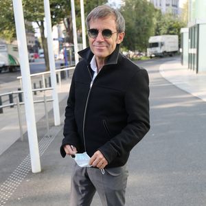 Exclusif - Le journaliste français de 55 ans, David Pujadas, qui officie actuellement sur LCI, arrive devant les studios de Radio France, le 22 septembre 2020 à Paris. 
© Panoramic / Bestimage.