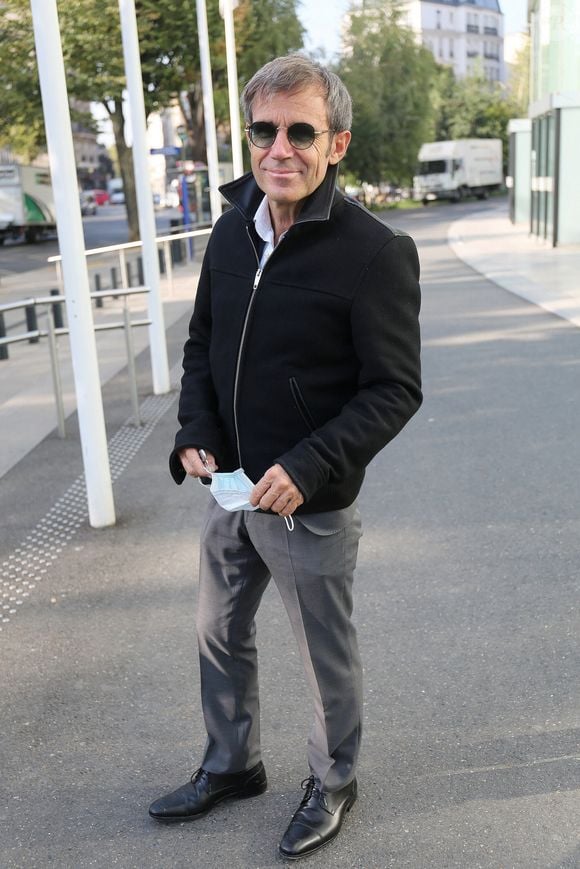 Exclusif - Le journaliste français de 55 ans, David Pujadas, qui officie actuellement sur LCI, arrive devant les studios de Radio France, le 22 septembre 2020 à Paris. 
© Panoramic / Bestimage.