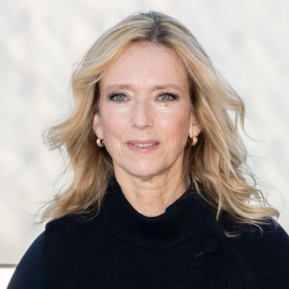 Léa Drucker au photocall du Défilé de mode Vuitton  Collection Printemps-Été 2026 dans le cadre de la Fashion Week de Paris (PFW) dans la Cour Carrée du Louvre, à Paris, France, le 30 septembre 2025. © Olivier Borde/Bestimage