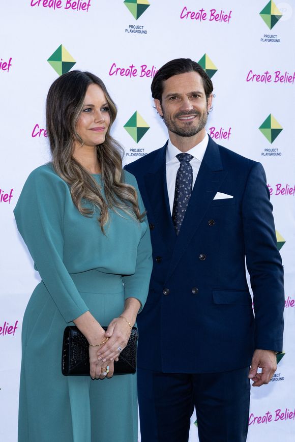 Pour l'occasion, la femme du prince Carl Philip portait une jolie combinaison turquoise ceinturée à la taille. 

Le prince Carl Philip de Suède, La princesse Sofia (Hellqvist) de Suède - 15ème  anniversaire de "Project Playground" au Musée du Jouet de Stockholm, le 25 septembre 2025. © Action Press / Bestimage