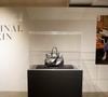 Devenu un symbole absolu du luxe Hermès, le Birkin est aujourd’hui un objet de convoitise rare.
Le Birkin original fabriqué pour Jane Birkin est exposé dans le cadre de l'exposition Fashion Icons including The Original Birkin chez Sotheby's le vendredi 6 juin 2025 à New York. Photo by John Angelillo/UPI/ABACAPRESS.COM