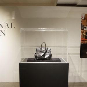 Devenu un symbole absolu du luxe Hermès, le Birkin est aujourd’hui un objet de convoitise rare. 

Le Birkin original fabriqué pour Jane Birkin est exposé dans le cadre de l'exposition Fashion Icons including The Original Birkin chez Sotheby's le vendredi 6 juin 2025 à New York. Photo by John Angelillo/UPI/ABACAPRESS.COM