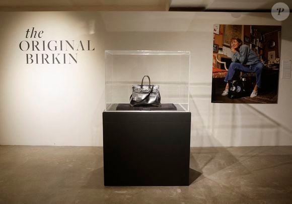 Devenu un symbole absolu du luxe Hermès, le Birkin est aujourd’hui un objet de convoitise rare. 

Le Birkin original fabriqué pour Jane Birkin est exposé dans le cadre de l'exposition Fashion Icons including The Original Birkin chez Sotheby's le vendredi 6 juin 2025 à New York. Photo by John Angelillo/UPI/ABACAPRESS.COM