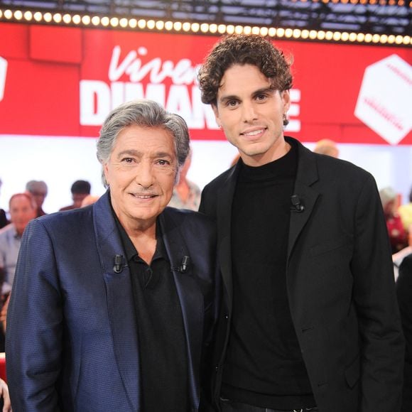 Frédéric François et son petit-fils Matéo lors de l'enregistrement de l'émission Vivement dimanche présentée par M.Drucker aux studios Rive Gauche, à Paris, France, le 1er octobre 2025. Diffusion sur France 3 le 9 novembre 2025. © Guillaume Gaffiot/Bestimage