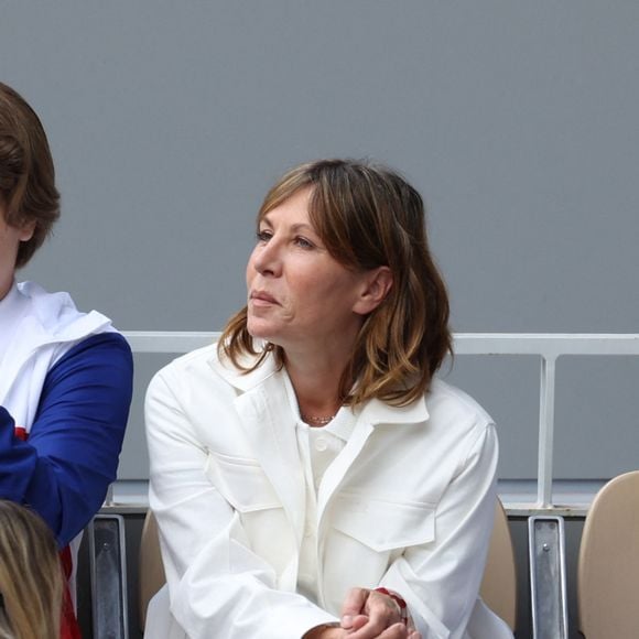 Mathilde Seigner et son fils Louis dans les tribunes des Internationaux de France de Roland Garros, le 28 mai 2022. © MPP / Bestimage
