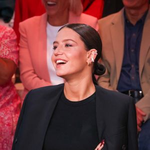 Fidèle à son produit fétiche chez Yves Saint Laurent Beauté, elle affiche désormais une mine fraîche et rayonnante en un geste.

Exclusif - Adèle Exarchopoulos - Plateau de l'émission "C à vous" lors du 79ème Festival International du Film de Cannes le 18 mai 2026. 

© Jack Tribeca / Bestimage