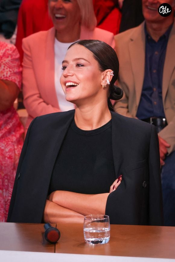 Fidèle à son produit fétiche chez Yves Saint Laurent Beauté, elle affiche désormais une mine fraîche et rayonnante en un geste.

Exclusif - Adèle Exarchopoulos - Plateau de l'émission "C à vous" lors du 79ème Festival International du Film de Cannes le 18 mai 2026. 

© Jack Tribeca / Bestimage