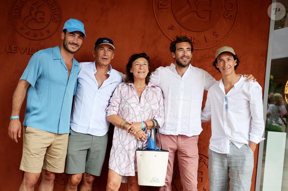 Elle a notamment assuré qu'un "intérieur bien décoré aide énormément à la vente"

La famille Kretz (série L'Agence sur TMC et Netflix) - Célébrités au Village lors des Internationaux de France de tennis de Roland Garros 2023 à Paris le 10 juin 2023. © Jacovides-Moreau/Bestimage