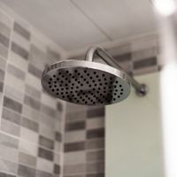 Ni bicarbonate de soude ni vinaigre : la meilleure façon d’éliminer le calcaire du pommeau de douche et d’éviter une réduction de la pression de l’eau