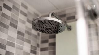 Ni bicarbonate de soude ni vinaigre : la meilleure façon d’éliminer le calcaire du pommeau de douche et d’éviter une réduction de la pression de l’eau