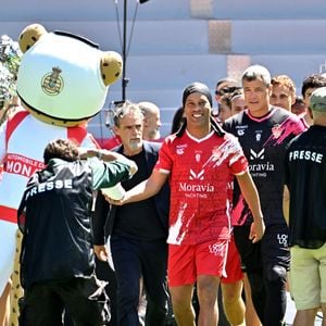 Marco Simone, Flavio Roma et Ronaldinho lors du match de football caritatif au stade Louis II de Monaco opposant les Barbagiuans aux pilotes de l'équipe Nazionale Piloti dans le cadre de la "Racing Stars Football Cup" le 3 juin 2026.
Depuis 35 ans, des pilotes automobiles participent chaque année à un match de football caritatif organisé à Monaco. Ce " match des pilotes " a accueilli tous les plus grands de la Formule 1, y compris Michael Schumacher. En 2025, une nouvelle mouture a vu le jour, la Racing Stars Football Cup, sous la houlette de Louis Ducruet, le fils de la princesse Stéphanie. Ce 3 juin 2026, avait lieu la deuxième édition de l'événement caritatif, organisé au profit de deux associations.
Les fonds récoltés lors de l'événement seront reversés à deux associations. La première est " Mercy Ships ", qui déploie des navires-hôpitaux afin d'offrir des soins chirurgicaux gratuits en Afrique. La seconde association est " Les Soins de l'espoir ", qui est engagée auprès d'enfants et d'adultes défavorisés en Asie du Sud-Est, notamment au Vietnam.
Les Barbagiuans ont remporté le match 6 - 2
© Bruno Bebert / Bestimage