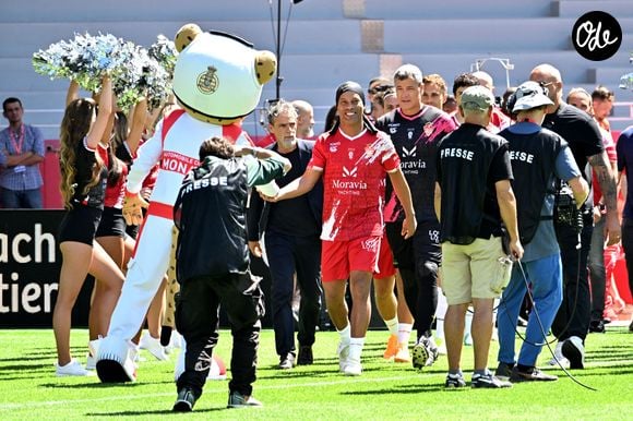 Marco Simone, Flavio Roma et Ronaldinho lors du match de football caritatif au stade Louis II de Monaco opposant les Barbagiuans aux pilotes de l'équipe Nazionale Piloti dans le cadre de la "Racing Stars Football Cup" le 3 juin 2026.
Depuis 35 ans, des pilotes automobiles participent chaque année à un match de football caritatif organisé à Monaco. Ce " match des pilotes " a accueilli tous les plus grands de la Formule 1, y compris Michael Schumacher. En 2025, une nouvelle mouture a vu le jour, la Racing Stars Football Cup, sous la houlette de Louis Ducruet, le fils de la princesse Stéphanie. Ce 3 juin 2026, avait lieu la deuxième édition de l'événement caritatif, organisé au profit de deux associations.
Les fonds récoltés lors de l'événement seront reversés à deux associations. La première est " Mercy Ships ", qui déploie des navires-hôpitaux afin d'offrir des soins chirurgicaux gratuits en Afrique. La seconde association est " Les Soins de l'espoir ", qui est engagée auprès d'enfants et d'adultes défavorisés en Asie du Sud-Est, notamment au Vietnam.
Les Barbagiuans ont remporté le match 6 - 2

© Bruno Bebert / Bestimage