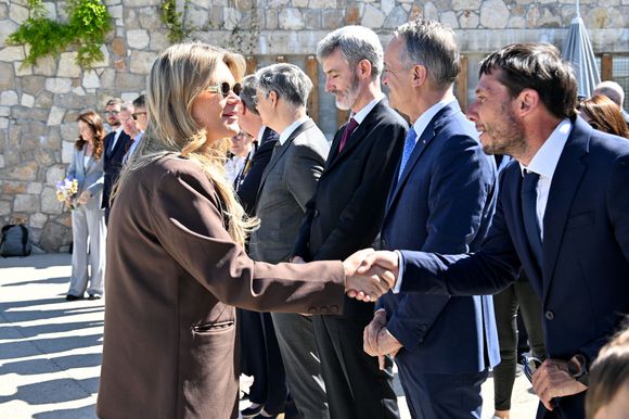 Camille Gottlieb salue le maire de Peille, Cyril Piazza lors de la visite des nouveaux locaux de la SPA de Monaco. 

© Bruno Bebert/Bestimage