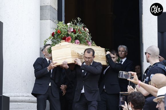 Le cercueil de la défunte quitte la salle de la Coupole aux obsèques de M.Satrapi au Crématorium du Père-Lachaise à Paris, le 19 juin 2026. 
© Cyril Moreau / Bestimage