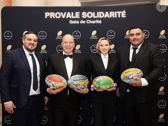 Il faut rappeler que la princesse Charlene est la présidente de la Fédération Monégasque de Rugby

Charlene et Albert de Monaco à la première soirée de gala de charité de Provale Solidarité le 14 mars 2025 au Four Seasons Hotel George V Crédit photo : Éric Mathon / Palais princier