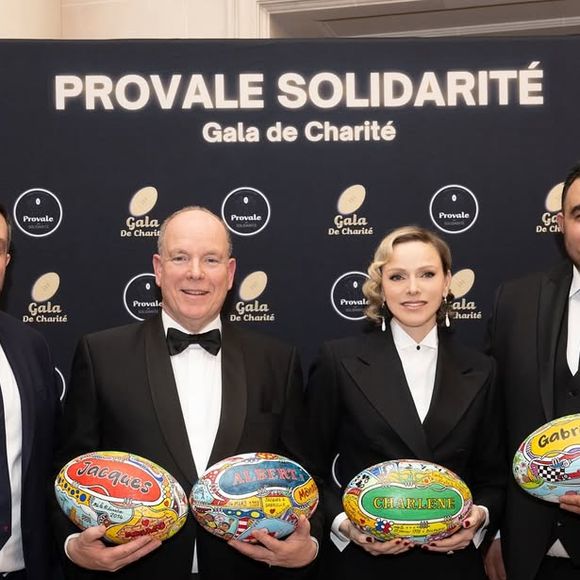 Il faut rappeler que la princesse Charlene est la présidente de la Fédération Monégasque de Rugby

Charlene et Albert de Monaco à la première soirée de gala de charité de Provale Solidarité le 14 mars 2025 au Four Seasons Hotel George V Crédit photo : Éric Mathon / Palais princier
