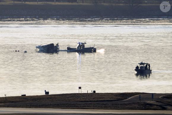 Une opération de recherche et de sauvetage est en cours dans la rivière Potomac alors que des dizaines de personnes sont considérées comme mortes après la collision entre un jet régional d'American Eagle et un hélicoptère de l'armée dans la rivière Potomac, le jeudi 30 janvier 2025 à Washington DC. Plus de 30 corps ont été repêchés dans le fleuve Potomac où le vol 5342 d'American Eagle et un hélicoptère militaire gisent en ruine. Photo par Leigh Vogel/UPI/ABACAPRESS.COM