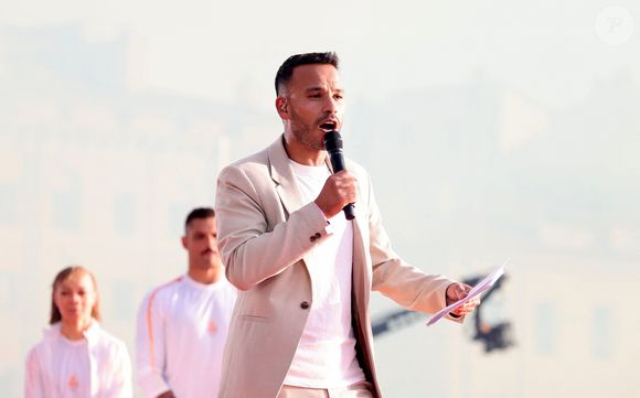 Mohamed Bouhafsi - lors de la cérémonie d'arrivée de la flamme olympique au Vieux-Port de Marseille, France, le 8 mai 2024, avant les Jeux olympiques et paralympiques de Paris 2024. Le transfert de la flamme à terre d'un navire de haut du XIXème siècle marquera le début du relais de la torche olympique de 12 000 kilomètres (7500 milles) à travers la France. © Dominique Jacovides/Bestimage