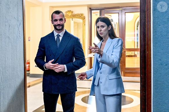 Louis Sarkozy durant son premier meeting de campagne pour les prochaines élections municipales à Menton entouré de ses colistiers, de sa femme Natali, de sa mère Cécilia Attias venu avec son mari Richard Attias au Palais de l'Europe, le 12 mars 2026. © Bruno Bebert / Bestimage