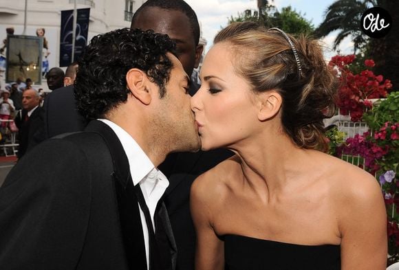 Mélissa Theuriau et Jamel Debbouze s'embrassent à leur arrivée à la projection du film « Hors la loi », présenté en compétition lors du 63e Festival de Cannes, à Cannes, en France, le 21 mai 2010. Photo de Hahn-Nebinger-Orban/ABACAPRESS.COM