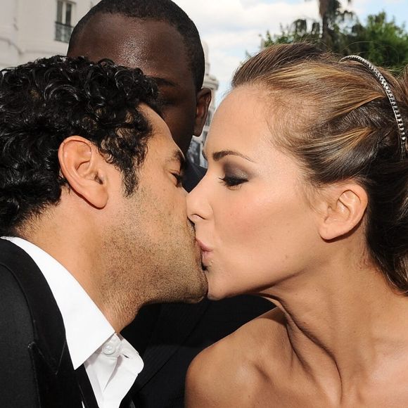 Mélissa Theuriau et Jamel Debbouze s'embrassent à leur arrivée à la projection du film « Hors la loi », présenté en compétition lors du 63e Festival de Cannes, à Cannes, en France, le 21 mai 2010. Photo de Hahn-Nebinger-Orban/ABACAPRESS.COM