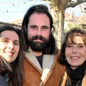 Ils n'hériteront de rien car leur père est parti ruiné.

Ludivine, fille de G.Marchand, Jules, fils de G.Marchand et leur mère, Béatrice Chatelier (ex femme de G.Marchand) - Vin d'honneur à l'issue des obsèques de Guy Marchand au bar du Cours chez Roland à Mollégès, le 27 décembre 2023. La clarinette de l'acteur et chanteur l'a accompagné jusqu'à sa dernière demeure. Ses proches se sont rassemblés en souvenir du défunt, au son d'un orchestre sur la place du village, avec les couronnes de fleurs de la cérémonie funéraire, dont celle de la ministre de la Culture, R.Abdul Malak.  
© Bruno Bebert / Bestimage