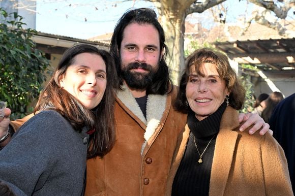 Ils n'hériteront de rien car leur père est parti ruiné.

Ludivine, fille de G.Marchand, Jules, fils de G.Marchand et leur mère, Béatrice Chatelier (ex femme de G.Marchand) - Vin d'honneur à l'issue des obsèques de Guy Marchand au bar du Cours chez Roland à Mollégès, le 27 décembre 2023. La clarinette de l'acteur et chanteur l'a accompagné jusqu'à sa dernière demeure. Ses proches se sont rassemblés en souvenir du défunt, au son d'un orchestre sur la place du village, avec les couronnes de fleurs de la cérémonie funéraire, dont celle de la ministre de la Culture, R.Abdul Malak.  
© Bruno Bebert / Bestimage