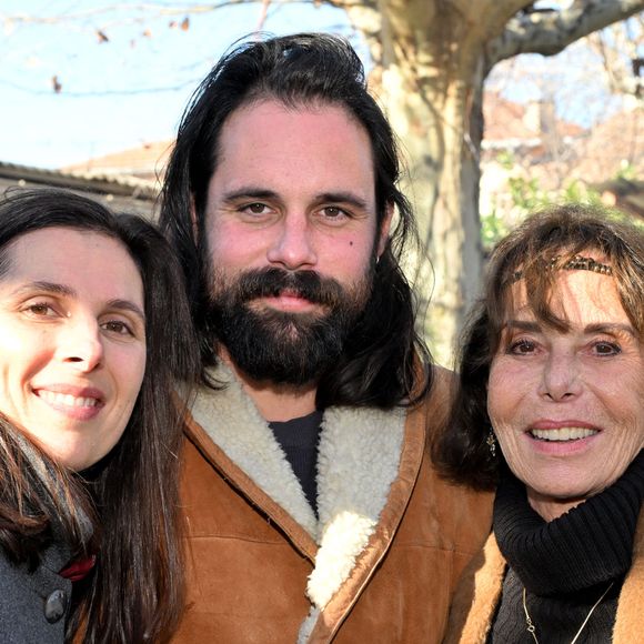 Ils n'hériteront de rien car leur père est parti ruiné.

Ludivine, fille de G.Marchand, Jules, fils de G.Marchand et leur mère, Béatrice Chatelier (ex femme de G.Marchand) - Vin d'honneur à l'issue des obsèques de Guy Marchand au bar du Cours chez Roland à Mollégès, le 27 décembre 2023. La clarinette de l'acteur et chanteur l'a accompagné jusqu'à sa dernière demeure. Ses proches se sont rassemblés en souvenir du défunt, au son d'un orchestre sur la place du village, avec les couronnes de fleurs de la cérémonie funéraire, dont celle de la ministre de la Culture, R.Abdul Malak.  
© Bruno Bebert / Bestimage