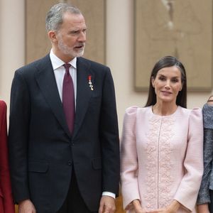 on apprend qu'elles ont toutes les deux renoncé à cet héritage, à l'image de leurs parents, 

La princesse Leonor, Le roi Felipe VI d'Espagne, La reine Letizia d'Espagne, L'infante Sofia d'Espagne - La famille royale espagnole lors de l'événement 50 ans plus tard : la Couronne dans la transition vers la démocratie au Congrès des députés à Madrid, le 21 novembre 2025.

Photo : Europa Press / Bestimage